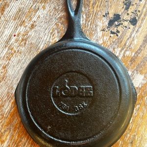 Lodge 7” cast iron skillet